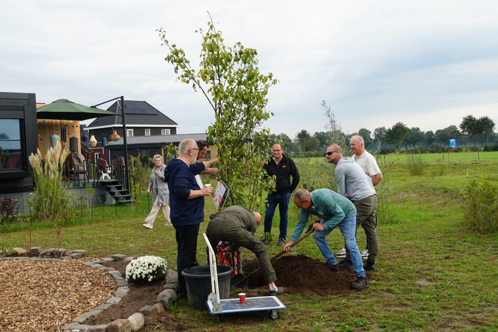 De officiële boomplanting bij Tiny Houses Dinkelland