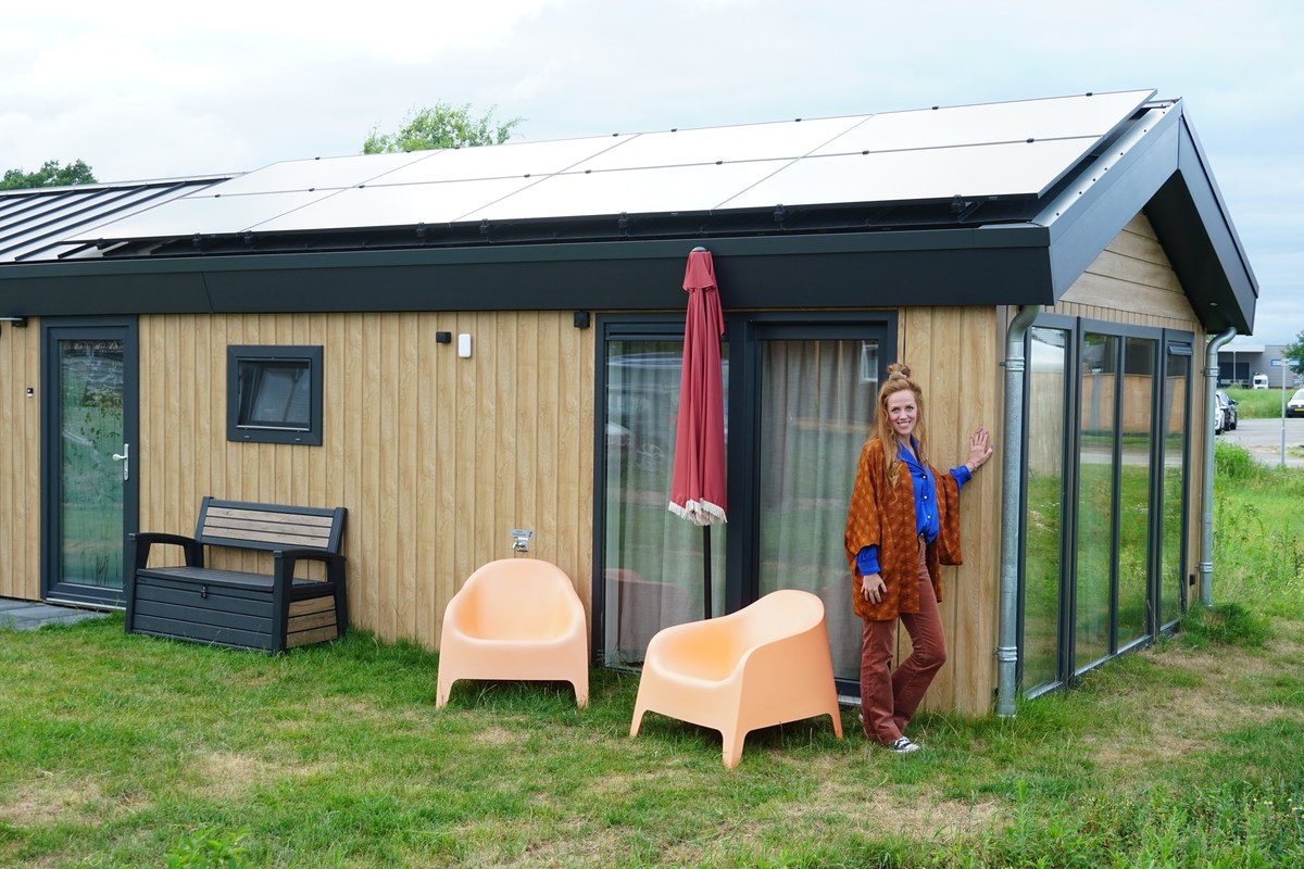 Marieke voor haar tiny house